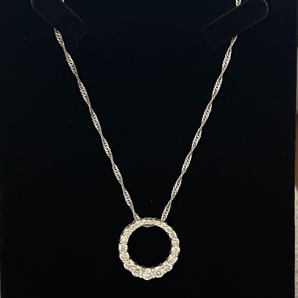 Silver tone cz circle necklace